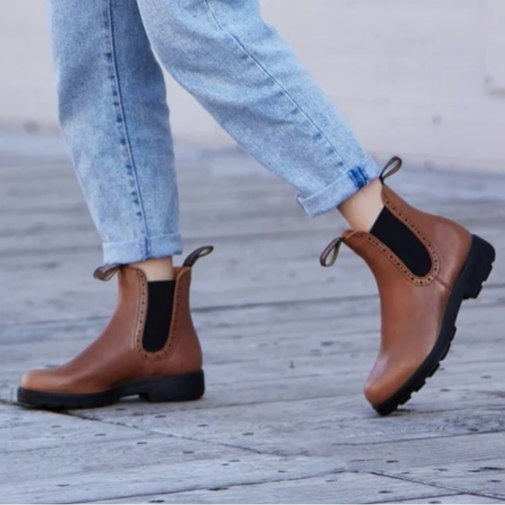 Blundstone Original #2215 High Top Chelsea Boots in Camel Size 7.5US